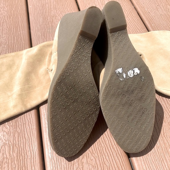 Calvin Klein super soft suede perfect natural color, never worn - Picture 2 of 4